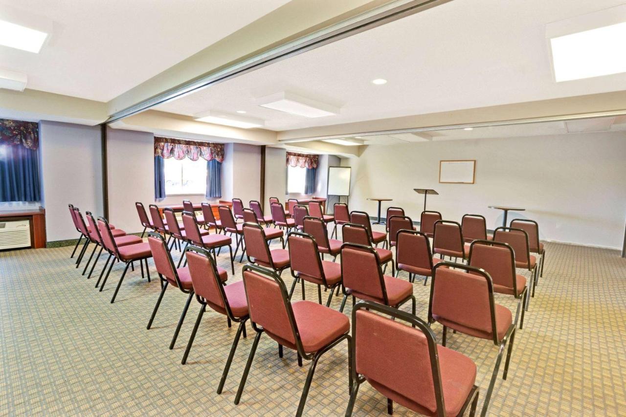 Microtel & By Wyndham Detroit 2*